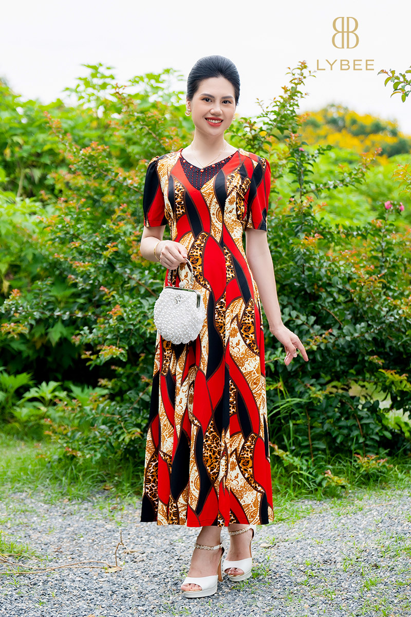 Chiêm ngưỡng vẻ đẹp quyến rũ của váy đầm họa tiết tuổi trung niên  Thời  trang  Việt Giải Trí